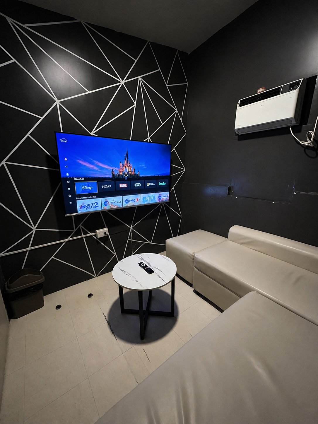 Room 4 interior view 1