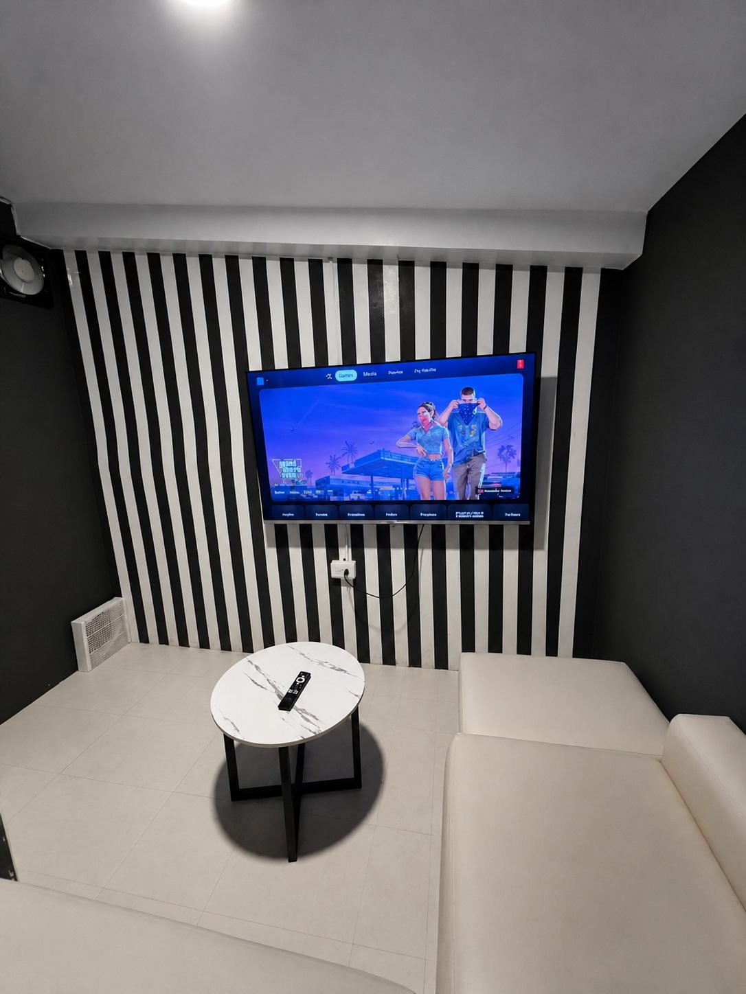 Room 5 interior view 1